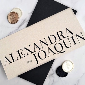 Invitaciones de boda Alexandra y reserva la fecha. Set de invitaciones en tonos neutros. Tarjeta beige con textura de lujo.