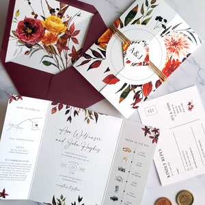 Faire-part de mariage floral gatefold automne. Faire-part de mariage avec fleurs aux couleurs de l'automne, chronologie, code QR, carte texturée de luxe