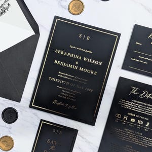 Seraphina Hochzeit Einladungen, Schwarz & Gold Einladung. Luxus schwarze Karte und Goldfolie lädt ein. Elegantes High-End-Formales Hochzeitseinladungs-Set.