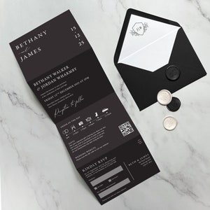 Hochzeitseinladung - schwarz & weiß Einladung. Weiße Initialen in mint/grün. Monochrome Hochzeitseinladung. Traditionelle moderne Klassiker.