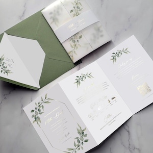 Huwelijksuitnodiging: folie en groen. Gebladerte trouwkaarten, Save the Date, buikband, velijnpapier
