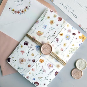 Flora zomerhuwelijksuitnodigingen. Geperste poortvouw met wilde bloemen. Bloemenhuwelijksuitnodiging, wilde bloem, tijdlijn QR-code Luxe kaart met textuur