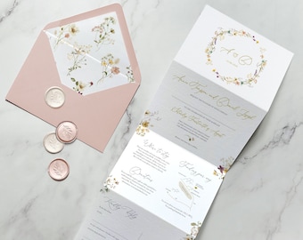 Dreifach gefaltete Hochzeitseinladungen im Leporello-Stil mit floralem Design, rustikales Boho-Wildblumenmotiv. Stilrichtung: Elegantes Blumenmuster.