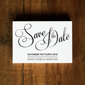 Matrimonio con script moderno Biglietto Save the Date o salva il magnete della data. Lussuoso ed elegante su carta strutturata di lusso.