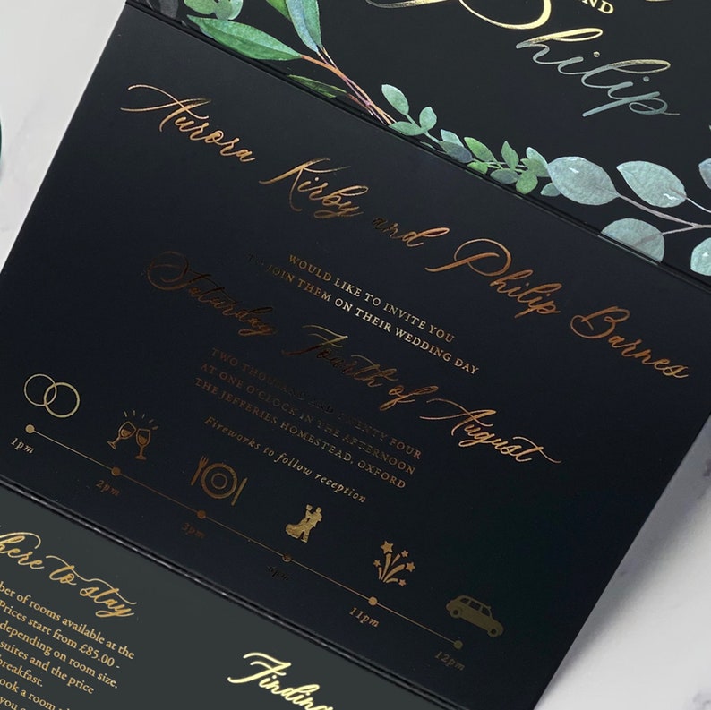 Invitación de boda negra con lámina de eucalipto Concertina Invitación de boda dorada y negra. Reserva. invitaciones de boda imagen 3