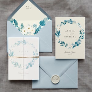 Alicia Blue Blumenhochzeits-Einladung - Staubblaue Kranz-weiße Blumen. Eukalyptus Hochzeit lädt ein, Save the Date, rustikale Schnur, Pergament