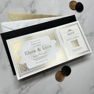 Invitación de boda con boleto de tren inspirado en el mago Elora, plataforma Magical Express, castillo mágico, reserva la fecha, lámina dorada brillante sobre tarjeta perlada