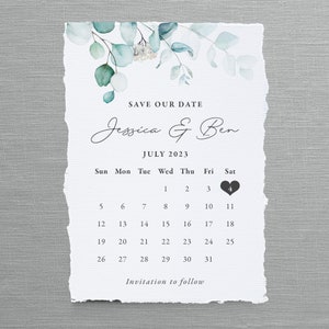 Calendario salva-data dell'acquerello verde. Con bordi strappati e foglie di eucalipto. Biglietto con bordo dritto o strappato o magnete.
