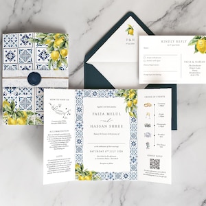 Könnte beinhalten: Ein Hochzeitseinladungs-Set mit blau-weißem Fliesenmuster und gelben Zitronenillustrationen. Das Set enthält eine gefaltete Einladung, eine Antwortkarte und einen dunkelblauen Umschlag mit den Namen Faiza Melul und Hassan Shree sowie Hochzeitsdetails.