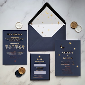 Hochzeitseinladung Celeste Luxury Foil Navy Invite, himmlischer Mond, Sonne, Stern. Silber, Gold oder Rose Gold glänzende Folie, hohe Qualität lädt ein