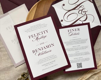 Rustige luxe trouwuitnodigingen in bordeauxrood. Omslag van perkamentpapier met monogramvoering, luxe, zacht aanvoelend karton, Claret Wine Crimson Maroon Garnet.
