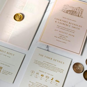 Invitaciones de boda Courtney Foiled con ilustración del lugar. Tarjeta brillante y texto de invitación en papel dorado. Boceto del lugar. Dibujo. Código QR