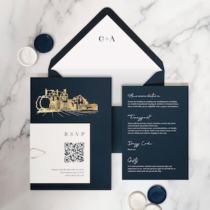 Gabriella Hochzeitseinladung mit Veranstaltungsortillustration. Dark Navy Blue, Goldfolie Weißer Text. Gold Teardrop Büroklammer. Detailkarte, QR Antwortkarte