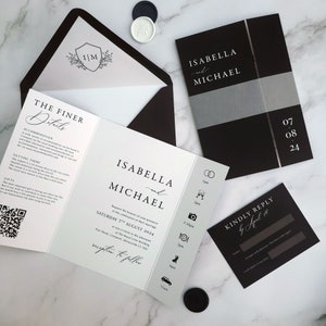 Schwarze und weiße Klappkarte zur Hochzeit, Klappeinladung mit Timeline. Perlmutt-Bauchband wickeln.  Einfarbiges Hochzeitseinladungs Set