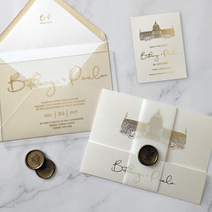 Invitación de boda de lujo en acrílico perlado. Dentro de un sobre que incluye todos los detalles de la boda y un boceto del lugar.