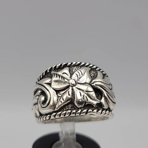 Wide Floral Ring in 925 Silver, Designer Carolyn Pollack, Estate Jewelry, Ring Size 7, Item w #1578