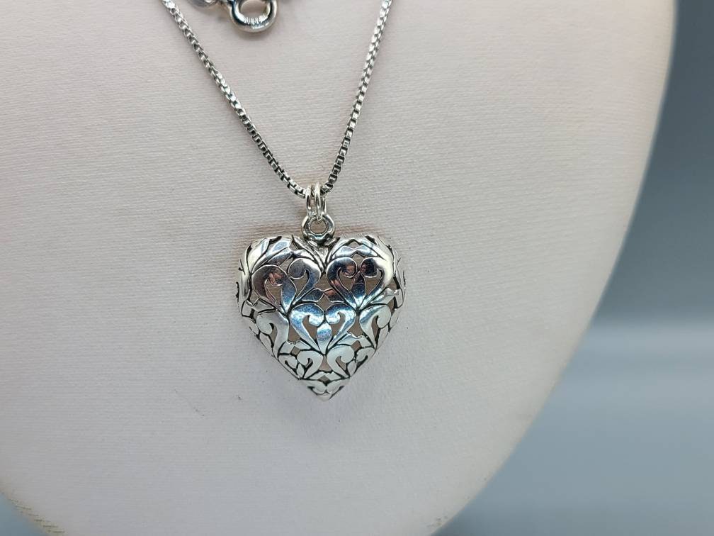 Collier Pendentif Cœur Ajouré Argenté - Bijou Vintage - Occasion Très Bon état - Unisexe