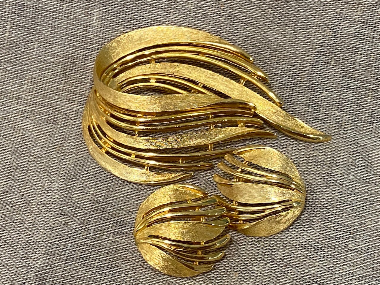 Broche Vintage Gratte-ciel Dorée Signée JJ 1988 - Bijou Rare En Parfait état