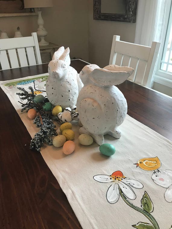 Hase und Gänseblümchen handbemalt Tischläufer, Ostern TischWäsche, Frühling Dekorationen, handgefertigt