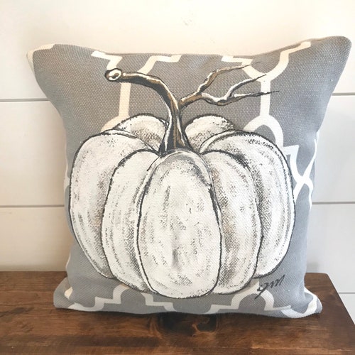 Weißer Kürbis auf grauem Designerstoff, Herbst Handbemalt Kissenbezug 16' x 16"