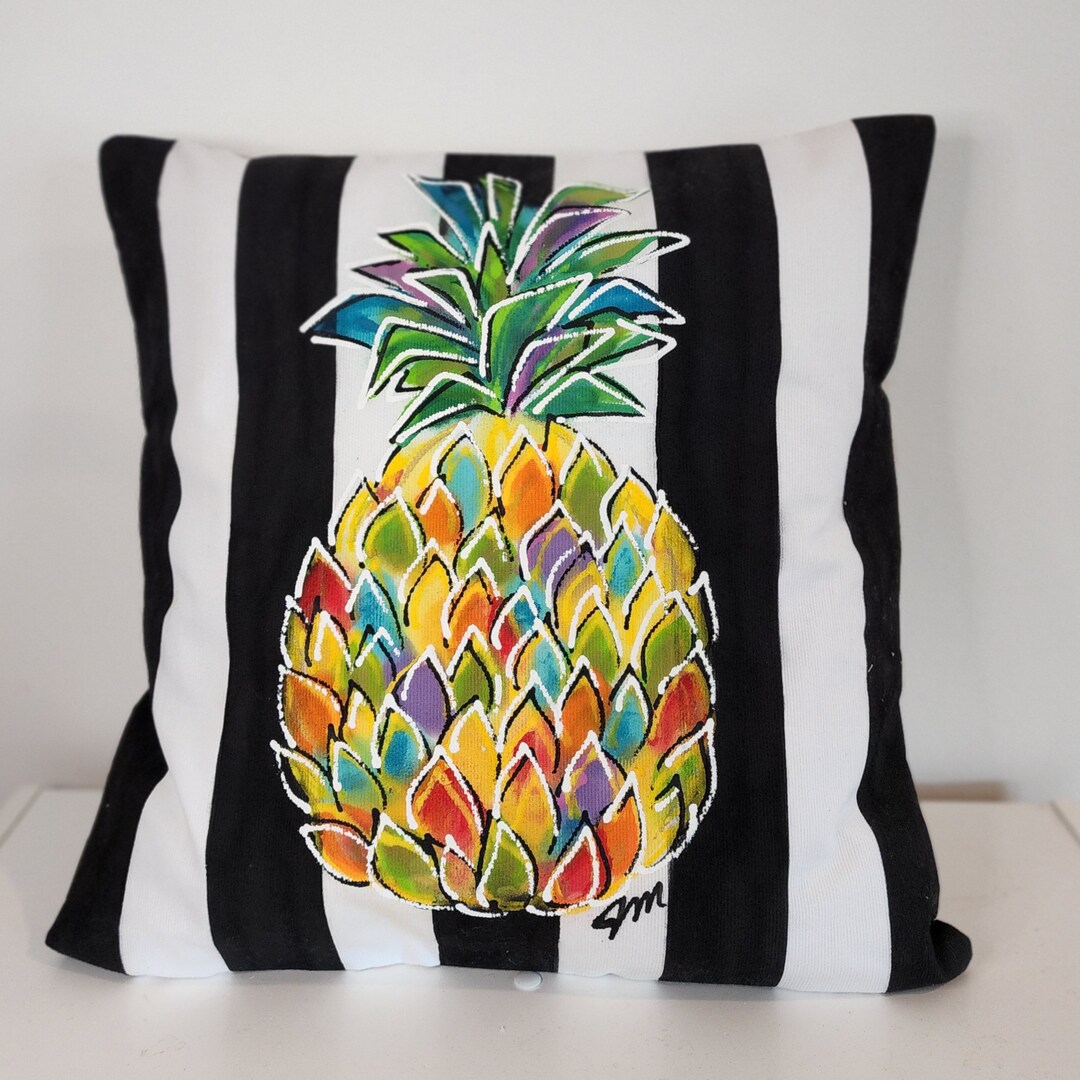 Pineapple embroidered pillowcase in white