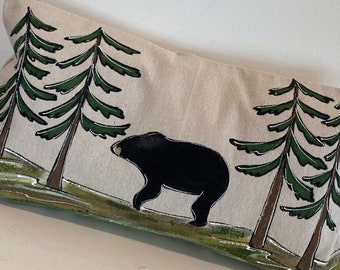 Rustic Bear Pines Lumbar Cubierta de almohada pintada a mano