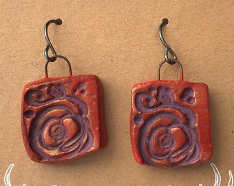 Boucles d'oreilles en carreaux de céramique faites à la main, Rose rouge