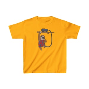 以下が含まれることがあります： 黄色い子供用Tシャツに、サングラスと赤と白の模様のシャツを着たナマケモノの漫画のイラストが描かれています。ナマケモノは掃除機を持って、枝にぶら下がっています。