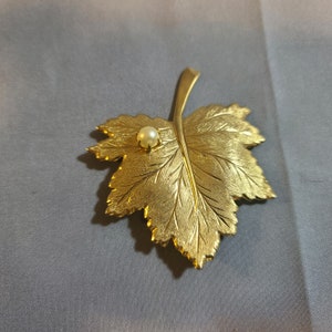 Pre 1970&#39;s Signed Sarah Coventry Leaf and Faux Pearl Brooch