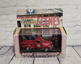 1998 1/43 Scale Road Champions Classic Scenes 1956 Ford F-100 Pickup Truck And Texaco Pump Limited Edition 1 Of 10.000 (NEW)