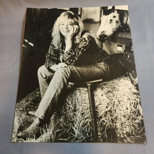 1990&#39;s Leann Rimes Black and White Glossy 8x10 Photograph
