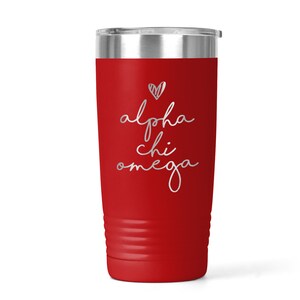 K&ouml;nnte beinhalten: Rote Edelstahl-Trinkflasche mit einer wei&szlig;en Aufschrift "alpha chi omega" und einem kleinen Herz-Design.