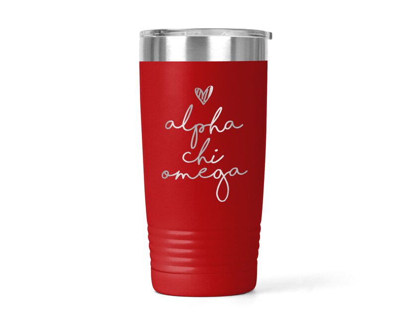 K&ouml;nnte beinhalten: Rote Edelstahl-Trinkflasche mit einer wei&szlig;en Aufschrift "alpha chi omega" und einem kleinen Herz-Design.