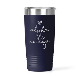 K&ouml;nnte beinhalten: Ein marineblauer Edelstahlbecher mit einer silbernen Aufschrift "alpha chi omega" mit einem kleinen Herzen &uuml;ber dem Text.