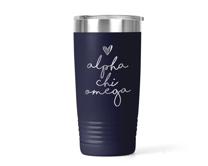 K&ouml;nnte beinhalten: Ein marineblauer Edelstahlbecher mit einer silbernen Aufschrift "alpha chi omega" mit einem kleinen Herzen &uuml;ber dem Text.