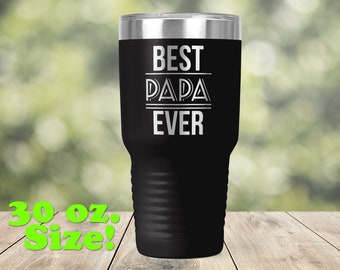 Może przedstawiać: Czarny kubek termiczny ze stali nierdzewnej o pojemności 30 uncji z białym napisem "BEST PAPA EVER".
