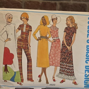 Può includere: Modello di cucito vintage Vogue's Basic Design con illustrazioni di cinque figure in abiti anni '70. Le figure indossano abiti, tailleur e un cappotto lungo. La tavolozza dei colori comprende arancione, giallo, rosso e marrone.