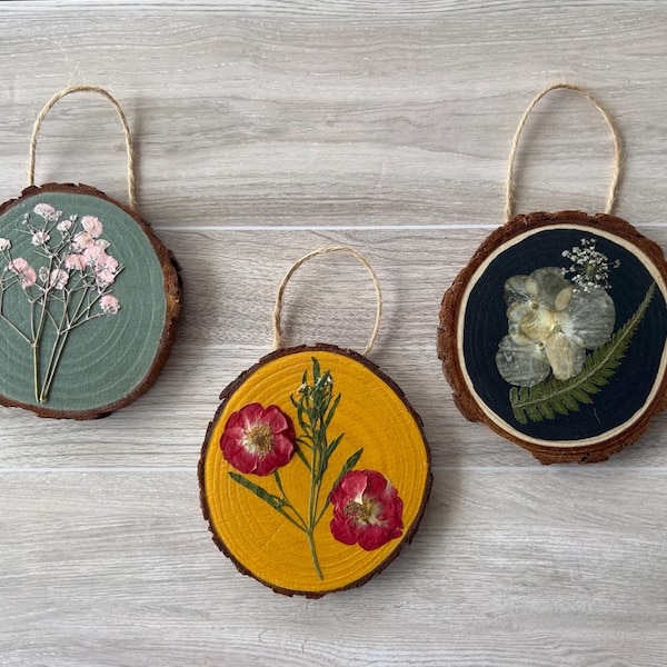 Mini Blumen Holzscheibe Galerie Wandkunst - echte gepresste Blumen Kunst - kleines Geschenk - Wandbehang - Landhauskern - Pflanzenliebhaber Geschenk