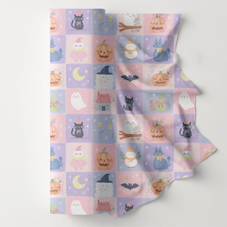 K&ouml;nnte beinhalten: Ein Stoff mit einem sich wiederholenden Gittermuster aus pastellrosa und hellvioletten Quadraten. Das Design enth&auml;lt Illustrationen von schwarzen Katzen, wei&szlig;en Geistern, orangefarbenen K&uuml;rbissen, gelben Mondsicheln, Flederm&auml;usen und kleinen H&auml;usern mit Sternen.