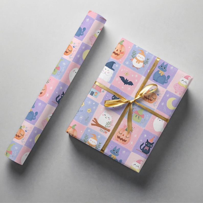 K&ouml;nnte beinhalten: Eine Rolle Geschenkpapier und ein damit verpacktes Geschenk, mit einem Gittermuster aus pastellfarbenen lila und rosa Quadraten, verziert mit K&uuml;rbissen, Katzen, Geistern, Flederm&auml;usen, Monden und Sternen, zusammengebunden mit einem goldenen Band.