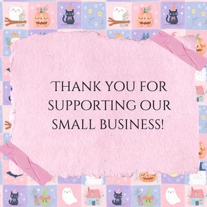 K&ouml;nnte beinhalten: Ein rechteckiges St&uuml;ck hellrosa Papier mit gerissenen Kanten, das den schwarzen Text THANK YOU FOR SUPPORTING OUR SMALL BUSINESS! tr&auml;gt. Das Papier ist mit zwei rosa Klebestreifen auf einem Hintergrund aus lila und rosa Karos befestigt.