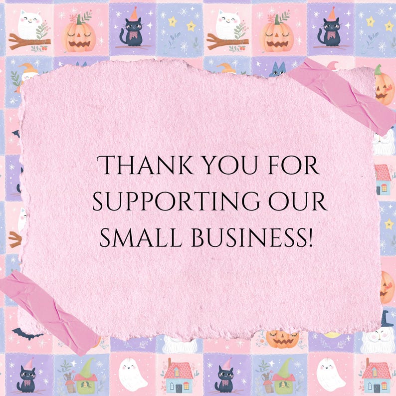 K&ouml;nnte beinhalten: Ein rechteckiges St&uuml;ck hellrosa Papier mit gerissenen Kanten, das den schwarzen Text THANK YOU FOR SUPPORTING OUR SMALL BUSINESS! tr&auml;gt. Das Papier ist mit zwei rosa Klebestreifen auf einem Hintergrund aus lila und rosa Karos befestigt.