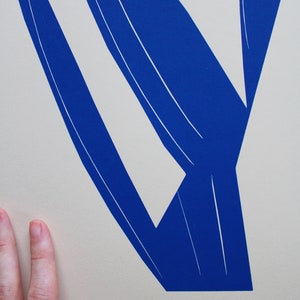 Pode incluir: Uma impress&atilde;o abstrata azul e branca com o texto "IRIS SCULPTURE" na parte inferior.