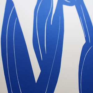 Pode incluir: Uma impress&atilde;o abstrata azul de uma flor estilizada com contornos brancos. A impress&atilde;o est&aacute; sobre um fundo branco.