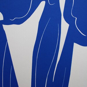 Pode incluir: Impress&atilde;o de arte abstrata com um design azul e branco. A impress&atilde;o representa uma flor estilizada com linhas curvas e um fundo branco.