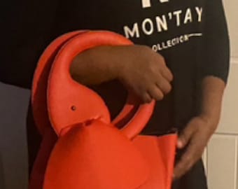 Bolsa de mão com alça, inspirada na fraternidade Delta Sigma Theta, em formato de elefante.