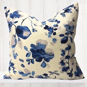 Schattierungen von Blau und Grau Aquarell Blumen Dekorativer Kissenbezug - Vern Yip Designer Stoff - Bauernhaus Deco - Floral asiatischen Druck Stoff