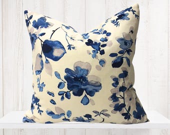 Odcienie niebieskiego i szarego akwarelowe kwiaty dekoracyjna poszewka na poduszkę - Vern Yip Designer Fabric - Farmhouse Deco - tkanina z nadrukiem kwiatowym w stylu azjatyckim