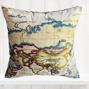 Liquidation de stock - Housse de coussin décorative à l'ancienne carte de l'atlas du monde en ivoire et marron - coussin carte - coussin vintage - Cottagecore