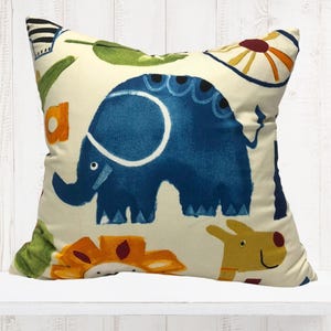 LIQUIDACIÓN DE INVENTARIO - ¡Solo queda 1! Funda de almohada decorativa con animales y letras del alfabeto en azul, verde y naranja - Almohada infantil